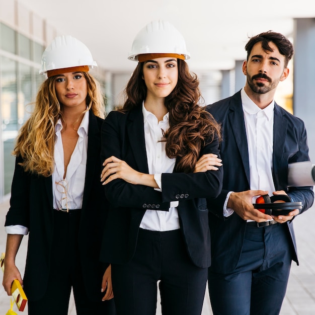 Conceito de trabalho em equipe com três arquitetos