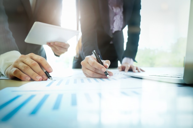 Conceito de trabalho em equipe da reunião de negócios.