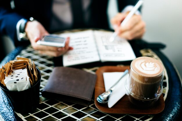 Conceito de trabalho telefone inteligente de conexão de empresário