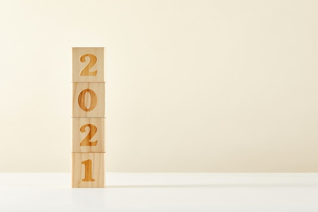 Conceito de um novo ano - cubos de madeira com números 2021