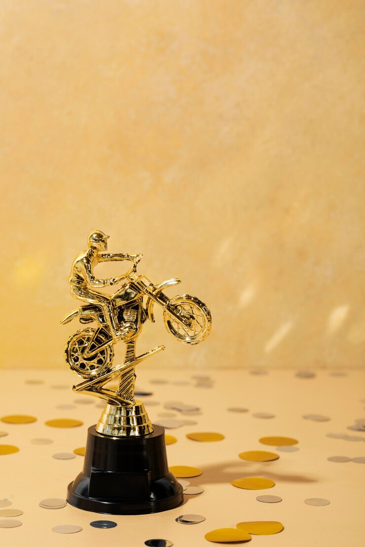 Foto grátis conceito de vencedor com o homem dourado na bicicleta