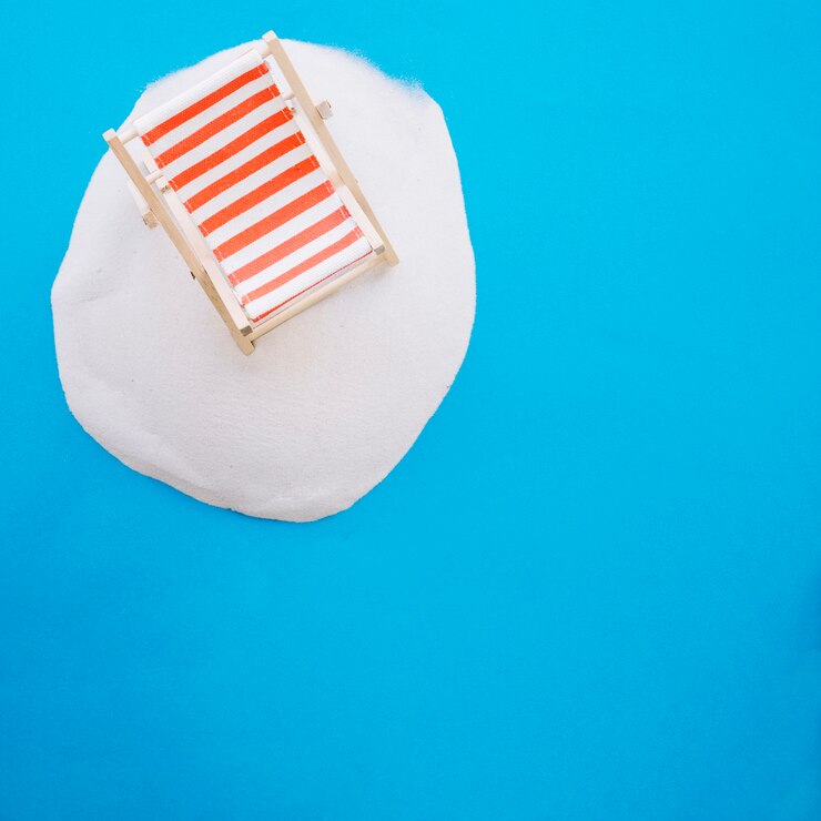 Foto grátis conceito de verão com cadeira na areia