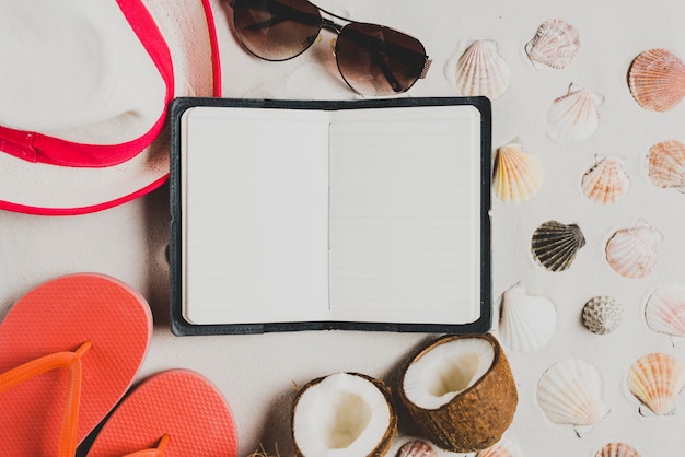 Foto grátis conceito de verão com livro aberto