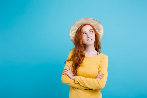 Conceito de viagem - Close up Retrato jovem e bonita menina redhair atraente com chapéu de moda e sorvete sorrindo. Fundo Pastel Azul. Copie o espaço.