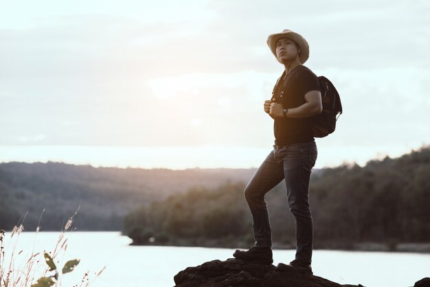 Conceito de viagem com mochileiro relaxar na montanha