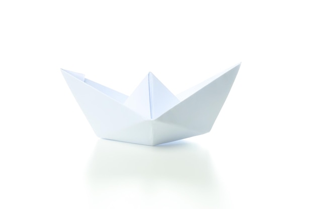 Conceito de viagem e aventura com barco de papel isolado no fundo branco