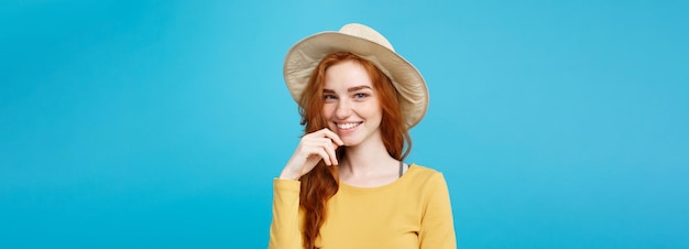 Foto grátis conceito de viagem fecha retrato jovem linda e atraente garota ruiva com chapéu de moda e sorrindo