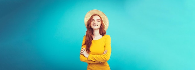 Foto grátis conceito de viagem fecha retrato jovem linda e atraente garota ruiva com chapéu moderno e óculos de sol
