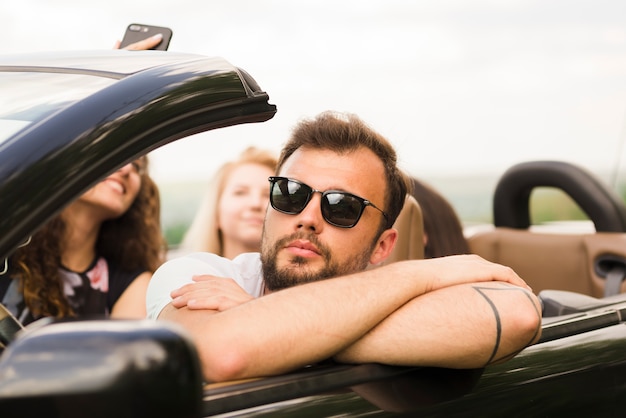 Conceito de viagem rodoviária com grupo de amigos