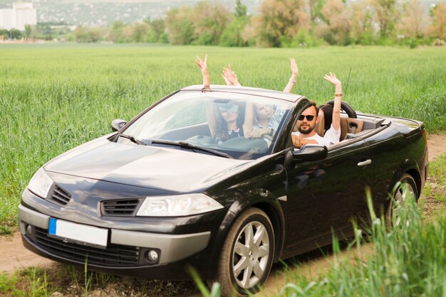 Conceito de viagem rodoviária com grupo de amigos