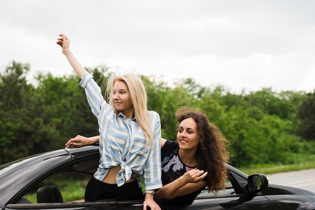 Conceito de viagem rodoviária com grupo de amigos