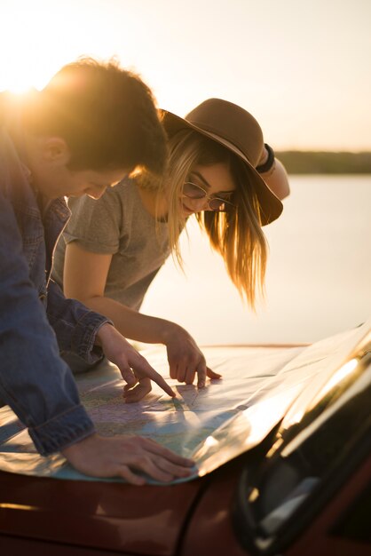 Conceito de viagem rodoviária com o jovem casal