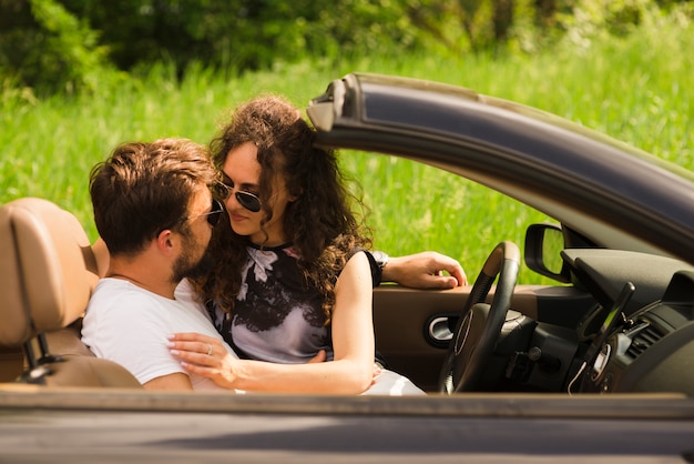 Conceito de viagem rodoviária com o jovem casal