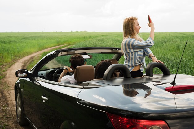 Conceito de viagem rodoviária com o jovem casal