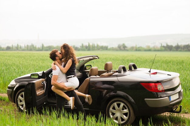 Conceito de viagem rodoviária com o jovem casal