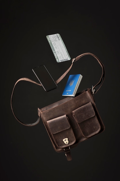 Conceito de viagens com bolsa e passaporte