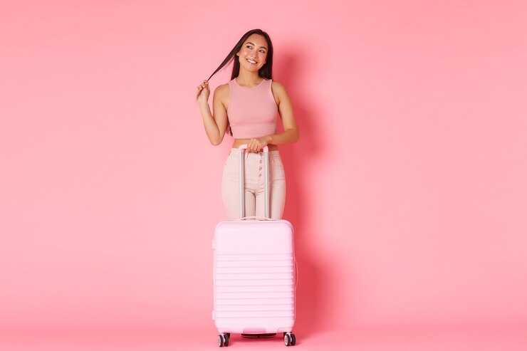 Foto grátis conceito de viagens, férias e férias. comprimento total de uma menina asiática morena coquete e sonhadora com roupas de verão