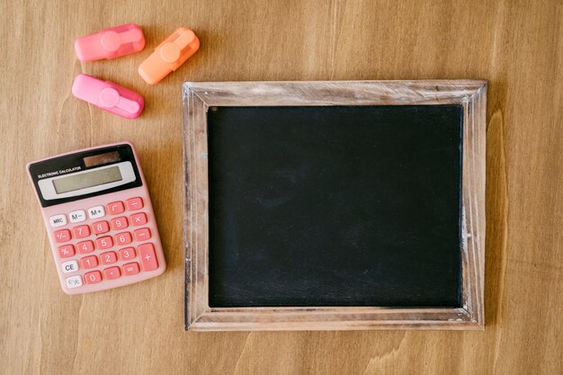 Conceito de volta para a escola com ardósia, calculadora e canetas