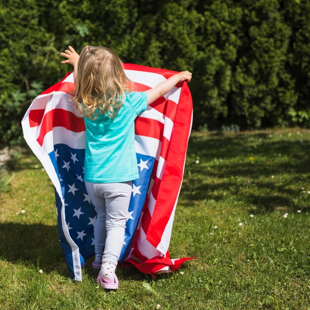 Conceito do Dia da Independência com a menina no jardim