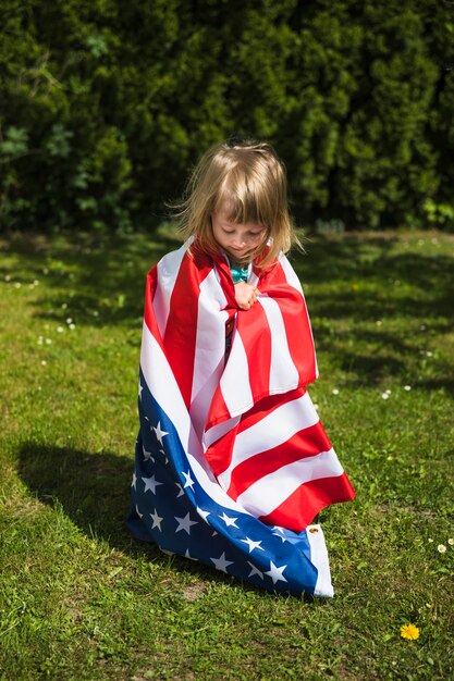 Conceito do Dia da Independência com a menina no jardim