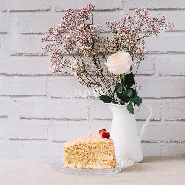 Conceito do dia da mãe com bolo e flores