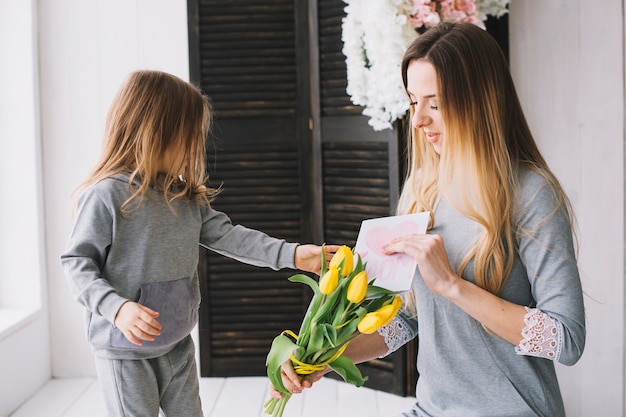 Foto grátis conceito do dia das mães com filha