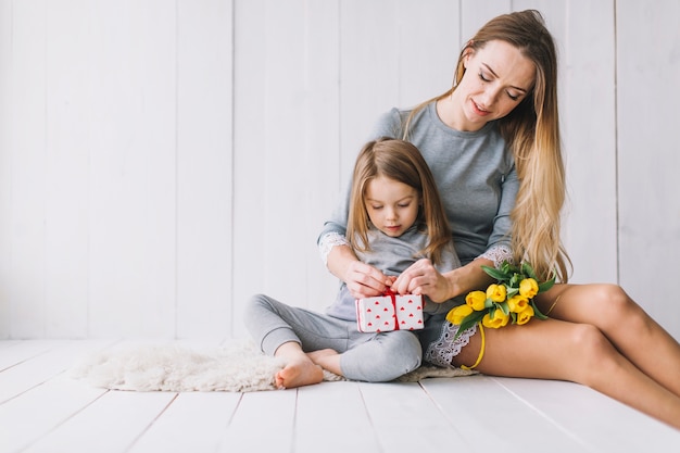 Conceito do dia das mães com jovem mãe e filha