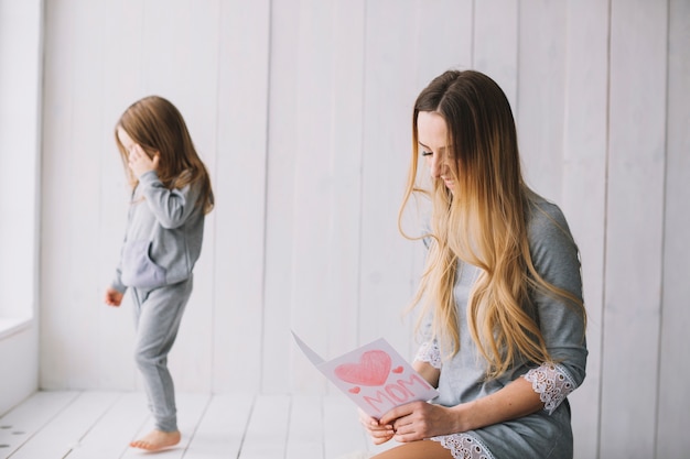 Foto grátis conceito do dia das mães com o cartão de leitura da mãe