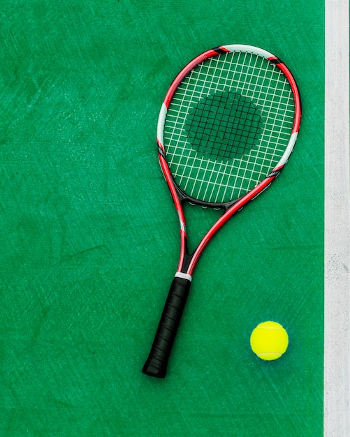 Conceito do equipamento de esporte da bola de tênis da raquete