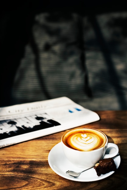 Conceito do jornal do cappuccino de Latte do café da cafetaria