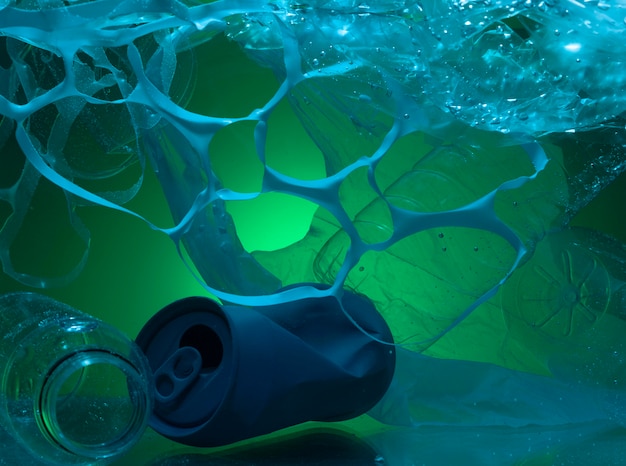 Foto grátis conceito ecológico com resíduos plásticos