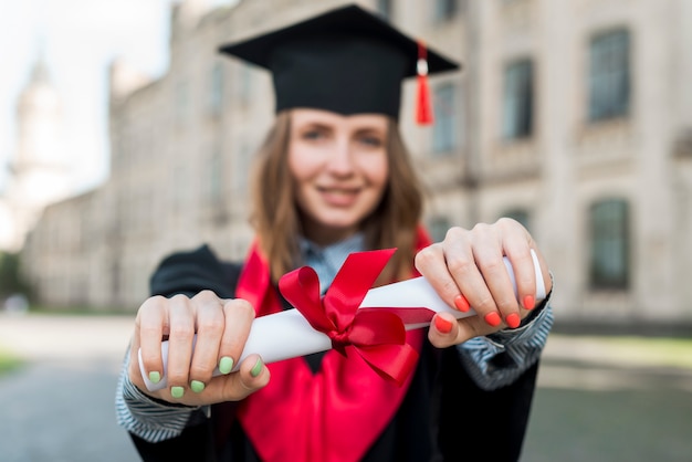 Foto grátis conceito graduação, com, retrato, de, mulher feliz