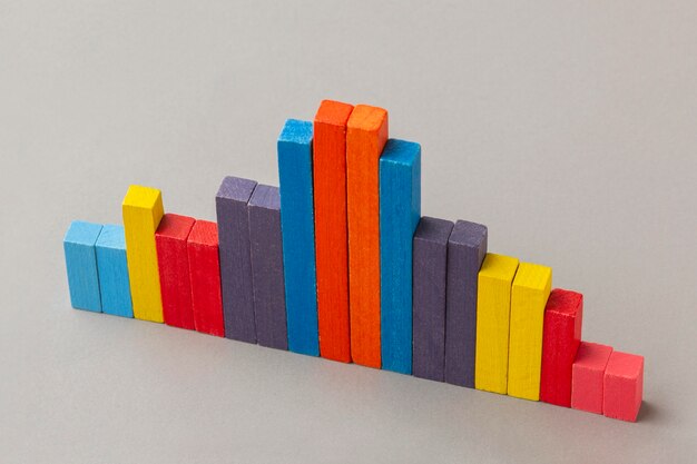 Conceito gráfico com blocos de madeira coloridos de alto ângulo
