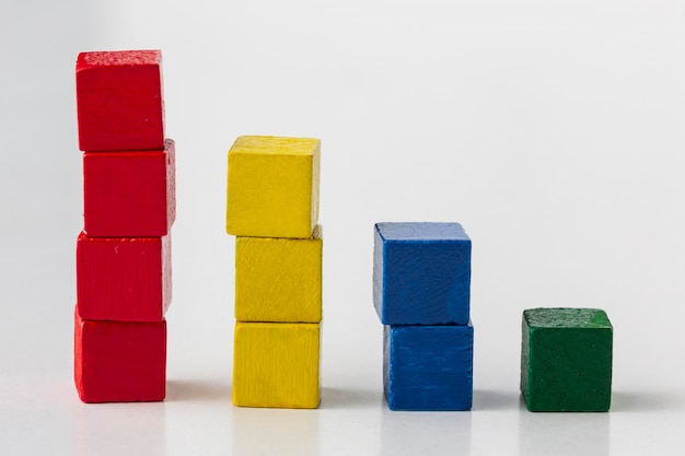 Foto grátis conceito gráfico com blocos de madeira coloridos