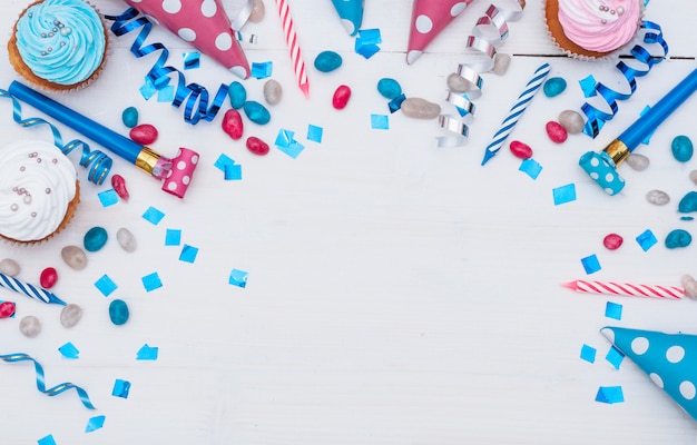 Foto grátis conceito lindo aniversário com elementos coloridos de festa