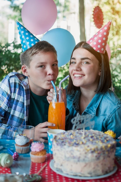 Conceito lindo aniversário com família feliz