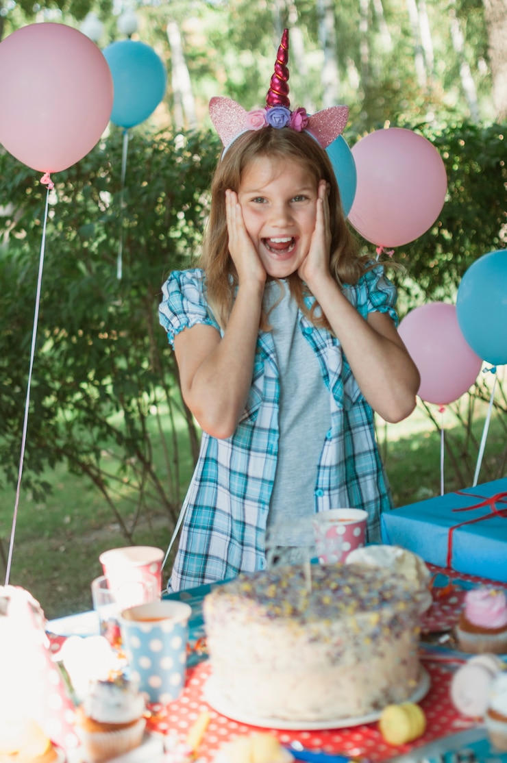 Foto grátis conceito lindo aniversário com garota feliz