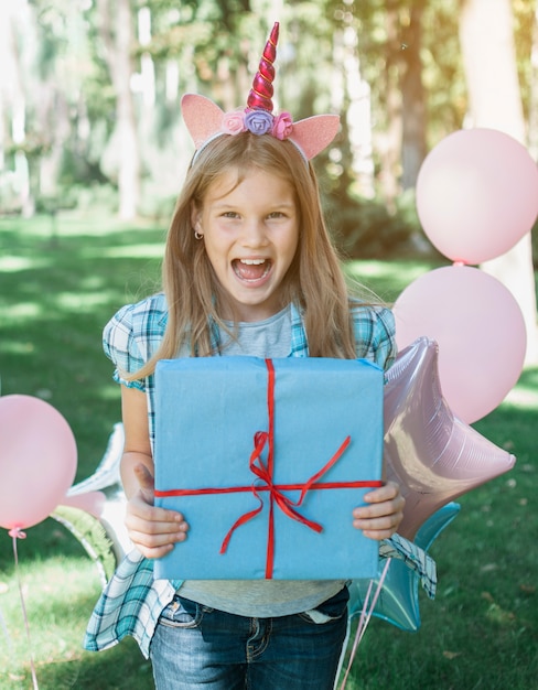 Conceito lindo aniversário com garota feliz