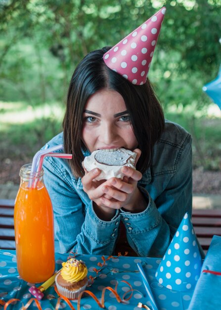 Foto grátis conceito lindo aniversário com garota feliz