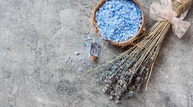 Foto grátis conceito minimalista de spa de sal de banho e lavanda