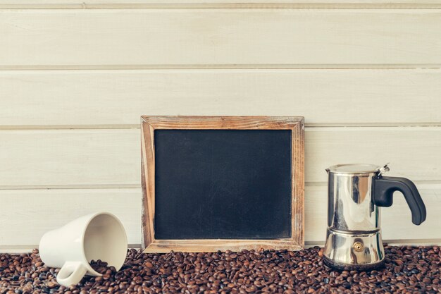 Conceito pacífico de café com ardósia