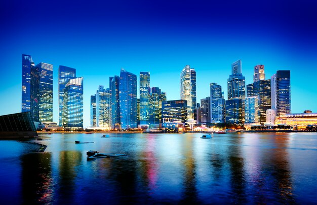 Conceito panorâmico da noite de Singapura da arquitectura da cidade