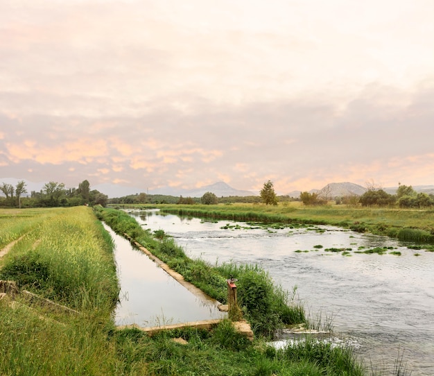 Conceito rural com rio e campo