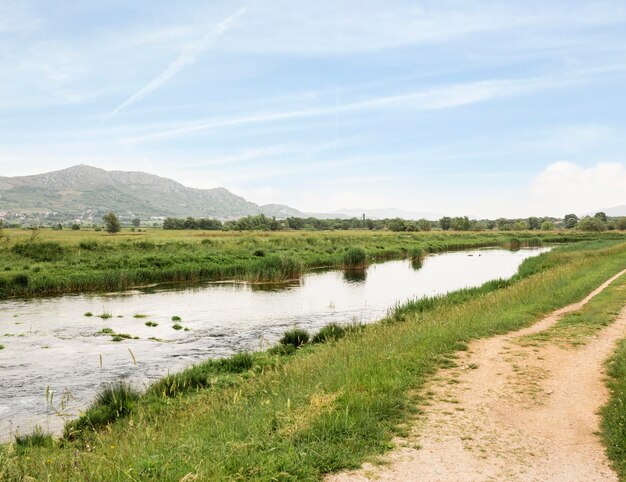 Conceito rural com rio pequeno