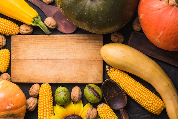 Conceito saudável de alimentos de outono com placa de madeira