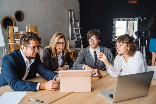 Conceito Startup da reunião de sessão de reflexão dos trabalhos de equipa da diversidade. Planejamento de Pessoas.