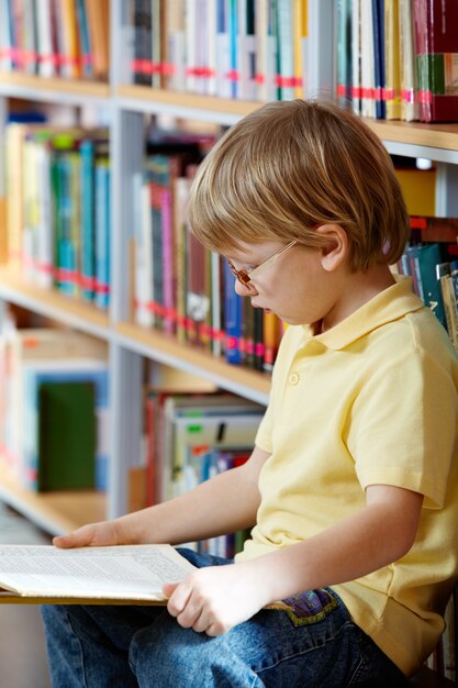 Concentrada criança durante a leitura