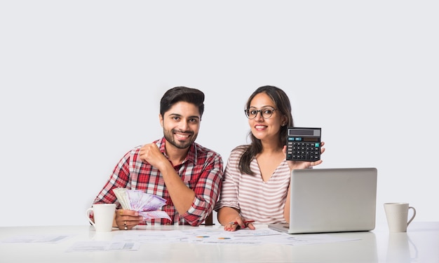 Concentrou-se na contabilidade do jovem casal indiano, calculando contas, discutindo o planejamento de orçamento juntos usando serviços bancários on-line e calculadora, verificando as finanças