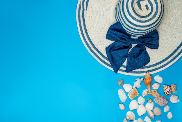 Foto grátis conchas e chapéu de verão com listras azuis e laço