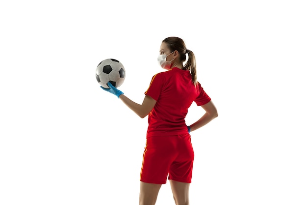 Foto grátis concorrência. jogador de futebol feminino com máscara protetora e luvas.